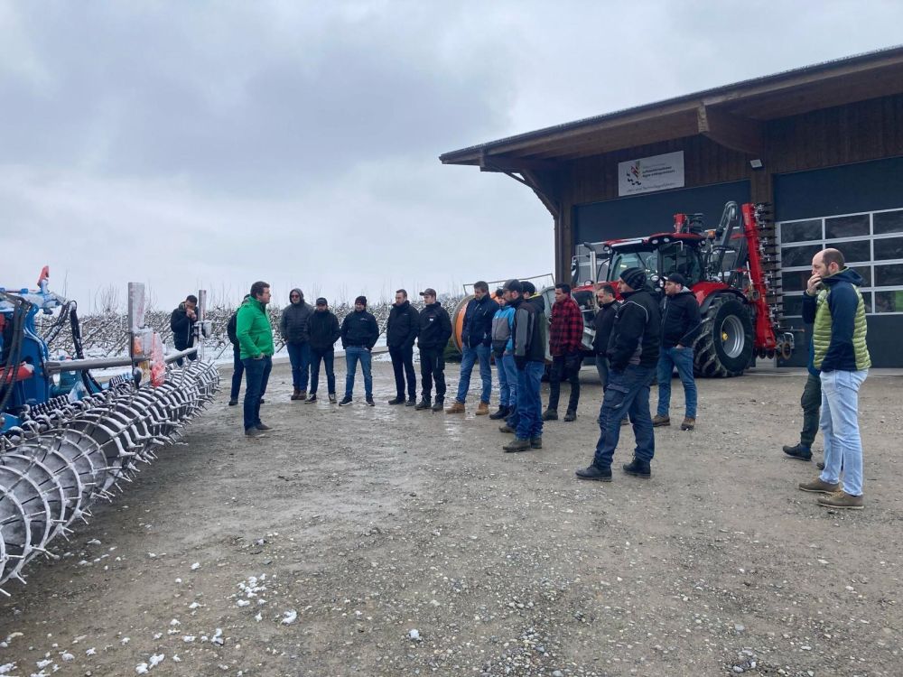 Trotz der kalten Temperaturen wurden die Vorteile der Maschinen ausführlich erläutert. Bild: kim