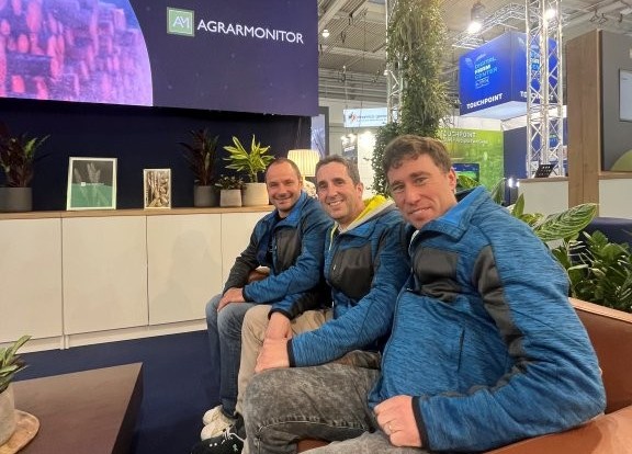 Team Agrakomm (Lohnunternehmer Markus Zimmermann 2. v. r.) im Wohnzimmer von Agrarmonitor. Bildquelle: kim