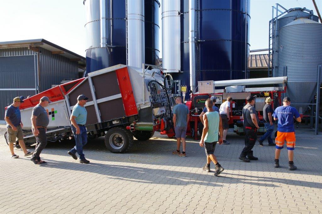 Abladevorgang mit dem Dosierwagen im Einsatz.