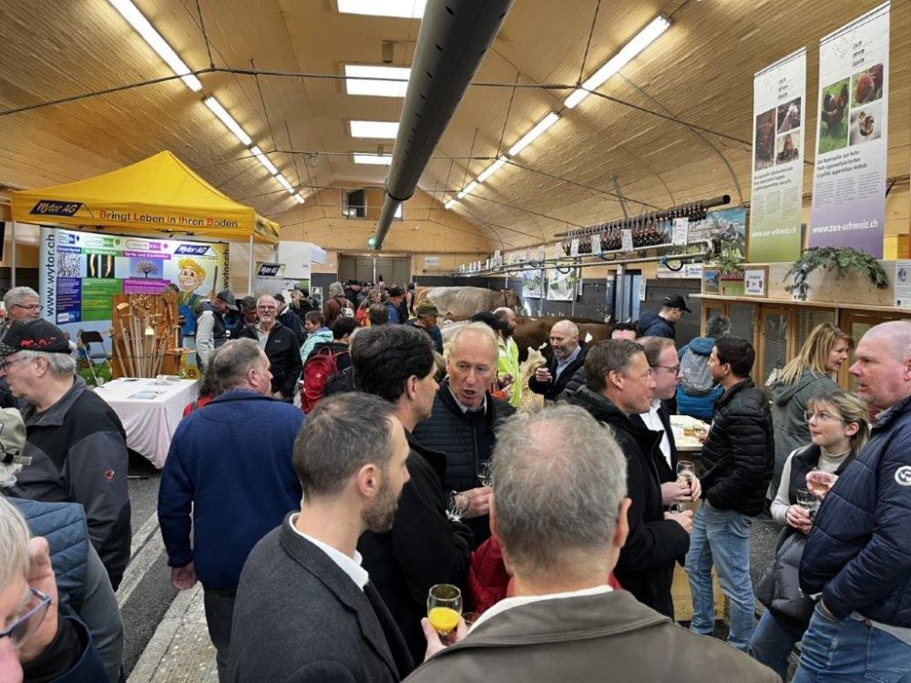 Es ist wieder AgriMesse-Zeit. Apéro im Stall beim offiziellen Rundgang. Foto: kim