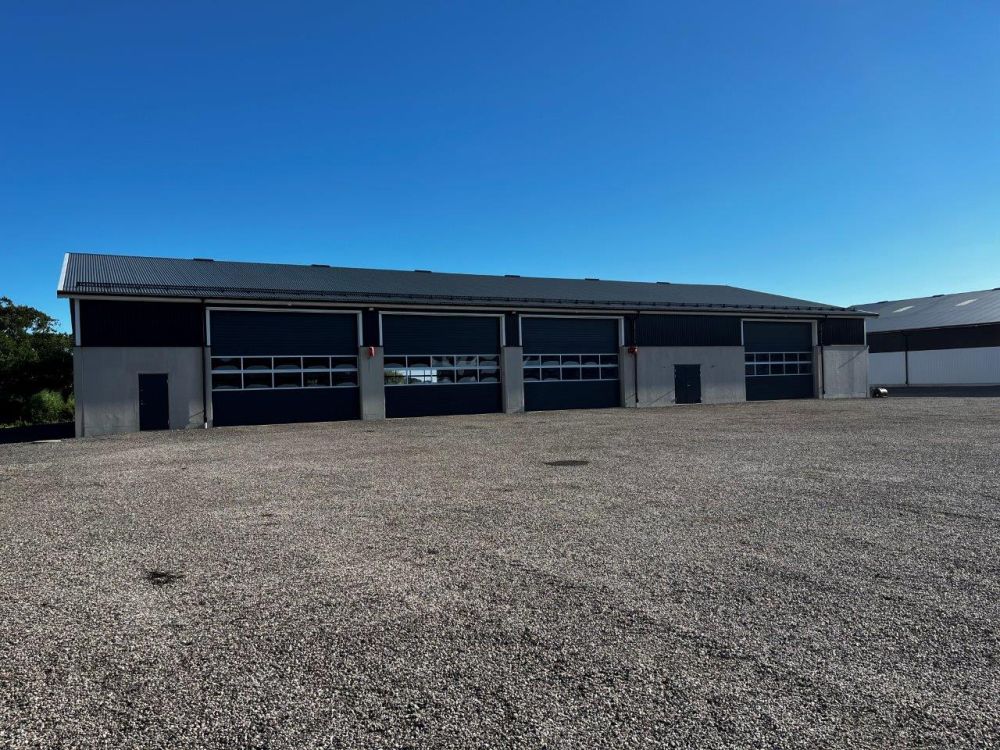 Hall abritant l'entrepôt phytosanitaire, la station de lavage et l'atelier. À droite, le hall des machines.