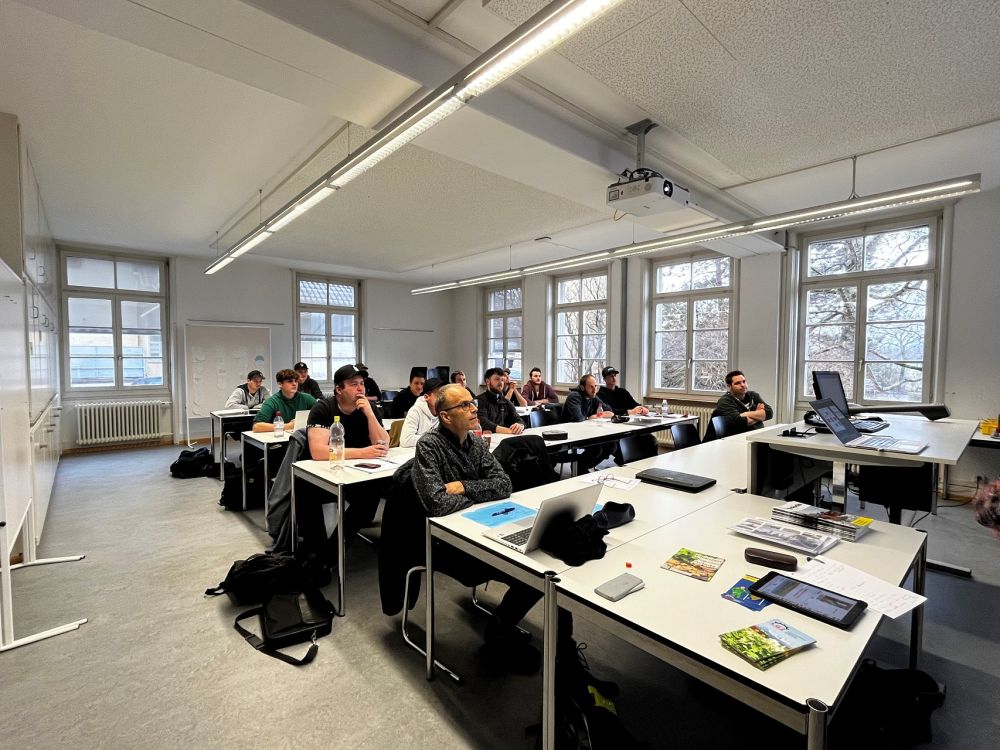 15 Schüler des Betriebsleiterlehrgangs am Inforama Zollikofen belegten das Modul Lohnarbeiten. Foto: kim