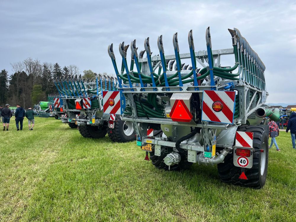 Für die bodennahe Gülleausbringung sind die Fässer mit Schleppschuhgestängen der Marke Bomech ausgestattet. Bild: kim