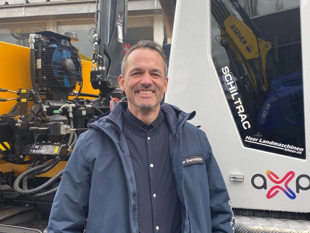 Peter Barmettler zeigt einen Schiltrac mit Kranaufbau. Bild: UlUt
