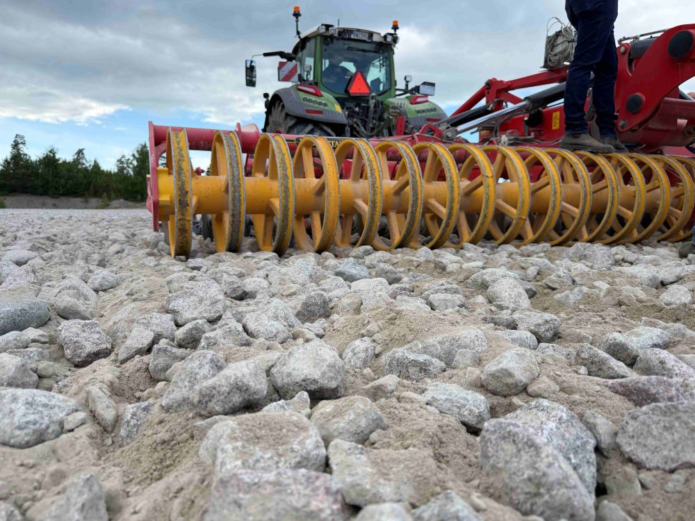 In einem Steinbruch werden die Maschinen auf Langlebigkeit und Beschaffenheit getestet: ein echter Härtetest für Maschine, Traktor und Fahrer.