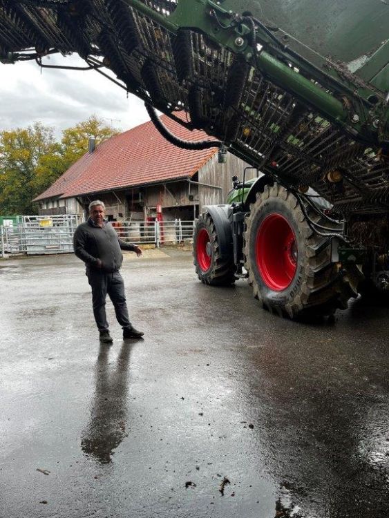 Fernand Andrey präsentiert den RRW 400 von Bergmann, der zum Überladen der Rüben genutzt wird. Bild: kim