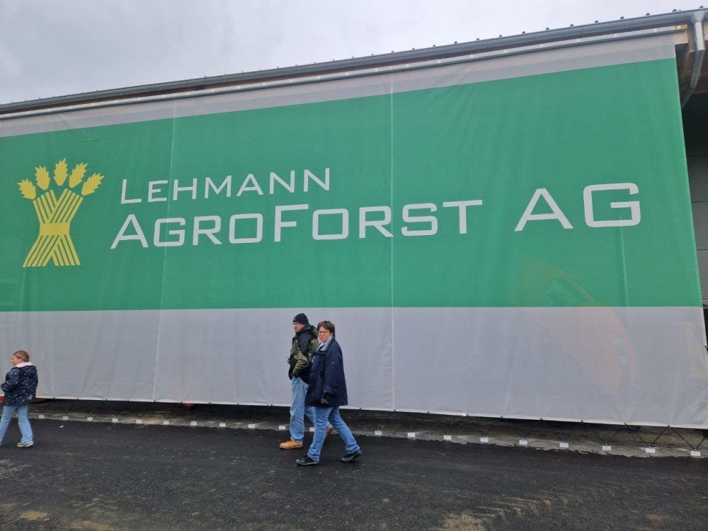 Nicht zu übersehen: Die grosse Plane der Lehmann AgroForst AG ist sogar von der Autobahn aus sichtbar. Bild: rz