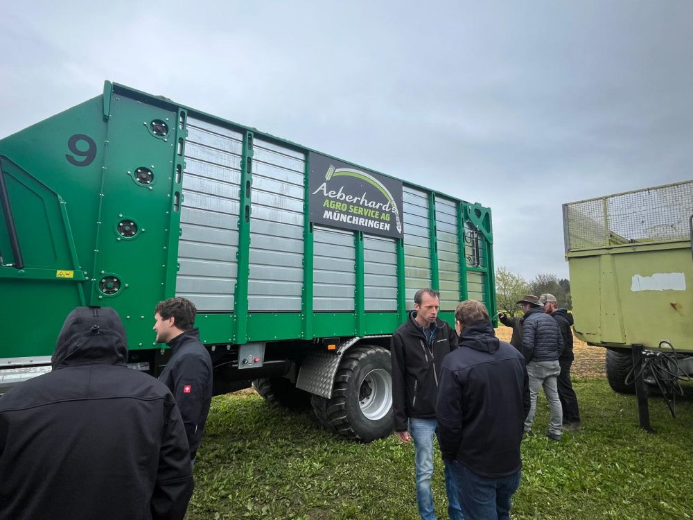 Les machines sont examinées attentivement par les participants. Photo : kim