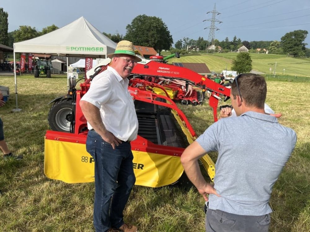 Hanspeter Hitz (li.), Geschäftsführer Pöttinger Schweiz im Gespräch.