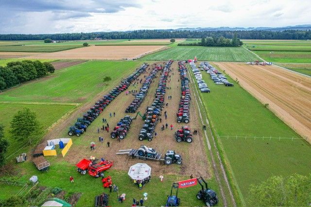 Vue d'en haut sur plus de 230 tracteurs.