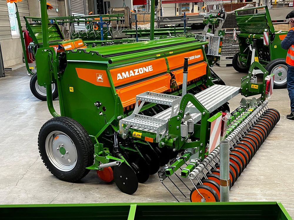 Y a-t-il quelqu’un qui ne la connaît pas ? Le semoir AD 3000 montée sur une herse avec une largeur de travail de 3 m.