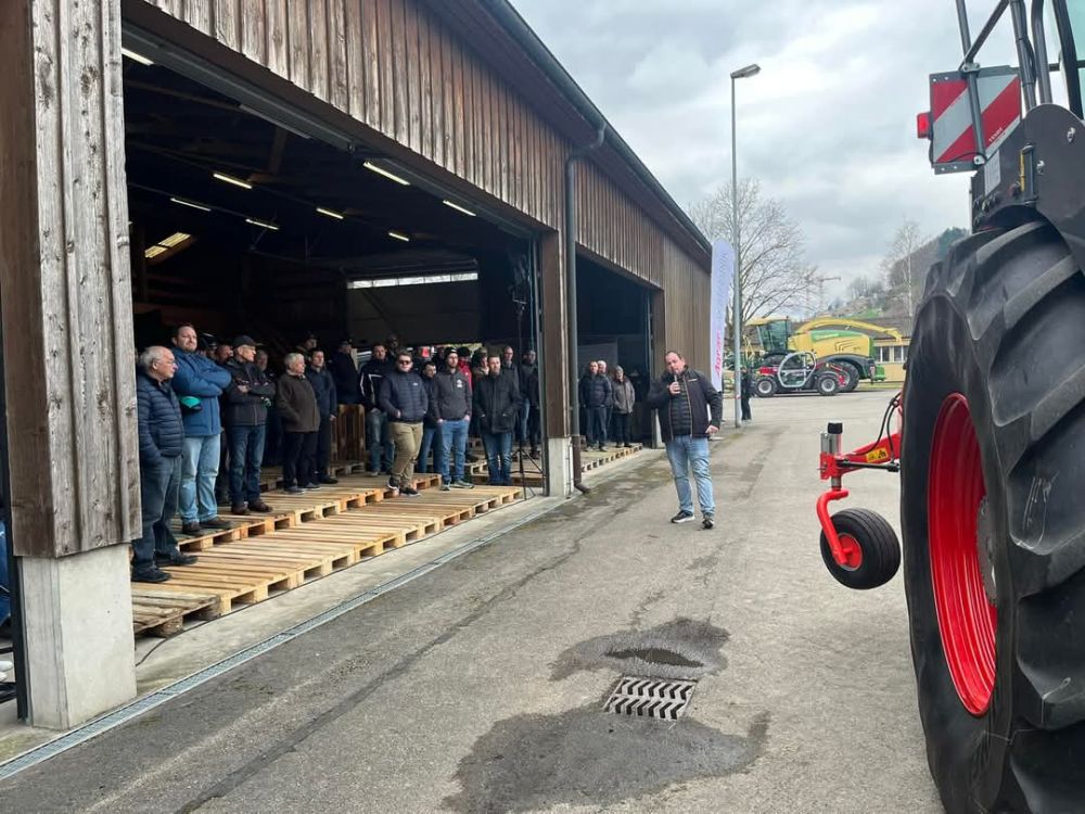 Nicolas Helmstetter, responsable du secteur France et SFF, explique les machines aux participants. Photo : kim