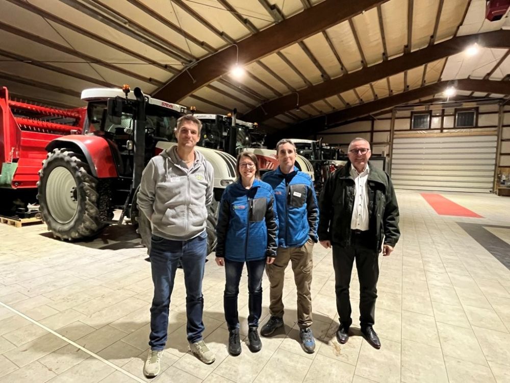 Le couple d'hôtes Melanie et Markus Zimmermann entouré de Stefan Hänzi de First Aid Coaching am Lägern (à gauche) et Thomas Frey, directeur du SPAA (à droite)