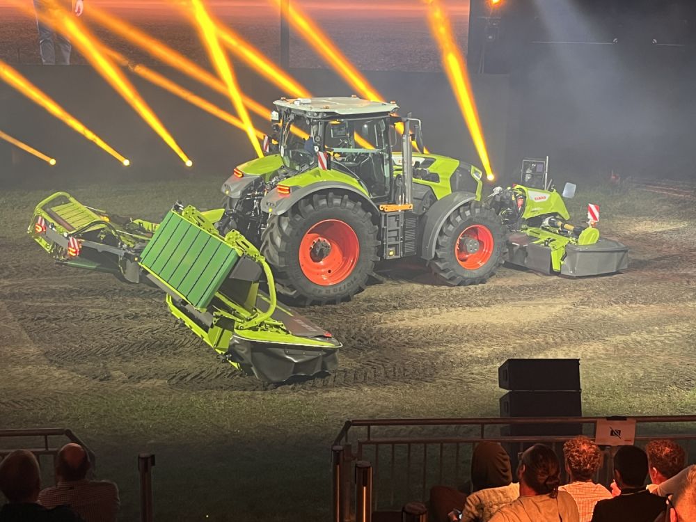 Axion 8 Cmatic von Claas in der Arena mit Scheinwerferlicht