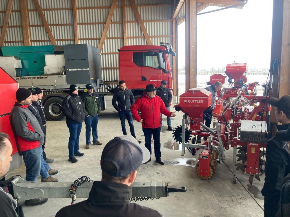 Hans Güttler verdeutlichte den Teilnehmenden die Bedeutung der Walze im Grünland. Bild: kim