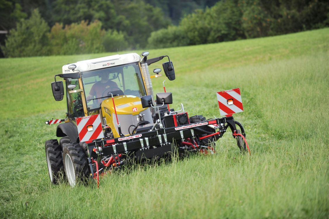 Der Rigitrac in Kombination mit einem BB-Umwelttechnik Doppelmessermähwerk, welches in Arbeitsbreiten von 1,65 bis 9,5 Meter erhältlich ist. Bild: zVg