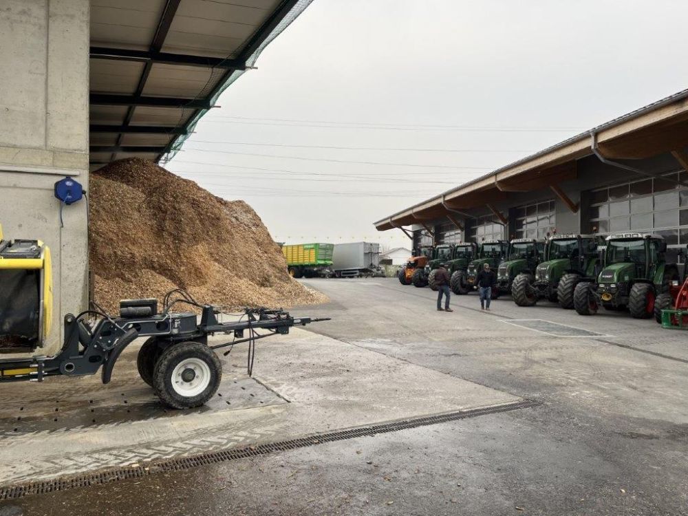Der Fuhrpark von Lehmann Agroforst wurde vor der Maschinenhalle ausgestellt. Bild: kim