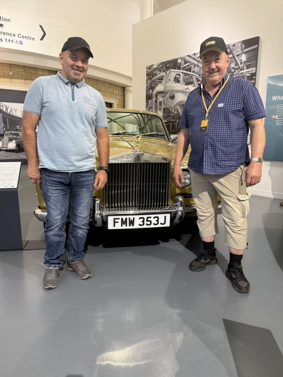 Für Thomas Estermann (r.) und Klaus Dähler stand auch ein Besuch des British Motor Museum in Birmingham auf dem Programm. Die beeindruckende Sammlung umfasst Oldtimer aus über 100 Jahren britischer Automobilgeschichte. (Bild: Jens Noordhof)