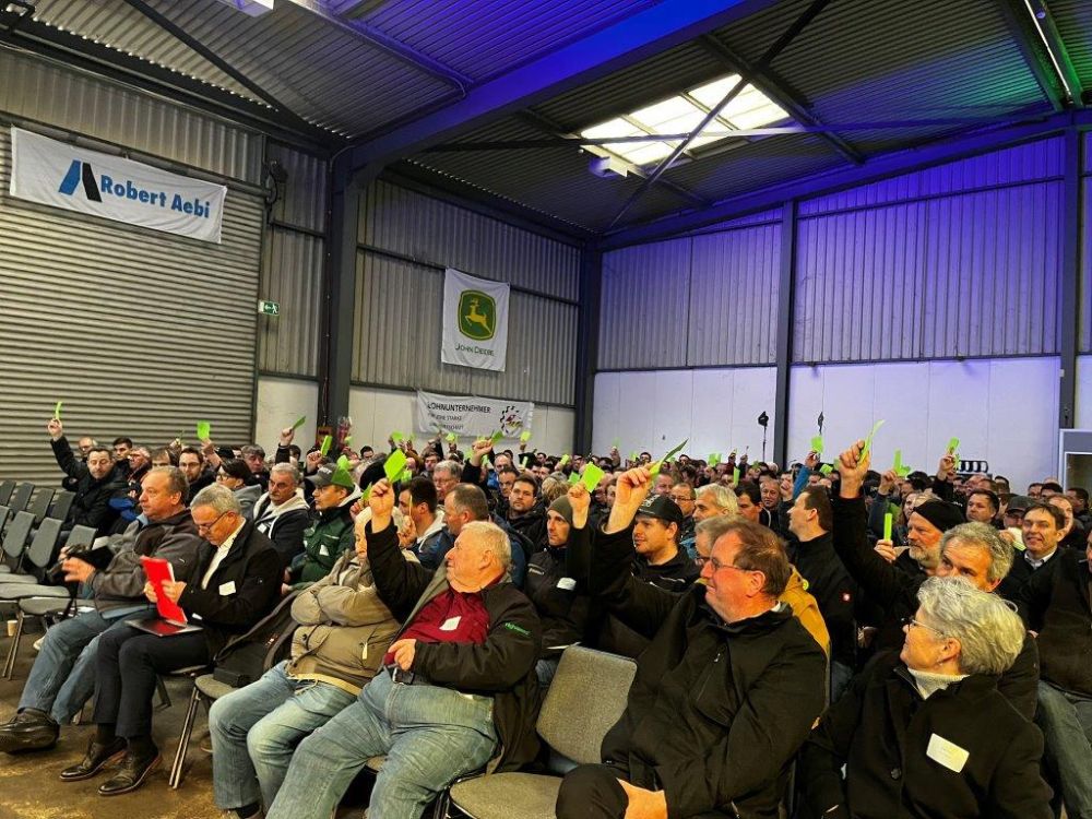 Einstimmige Wahl der Mitglieder für die neue Präsidentin.