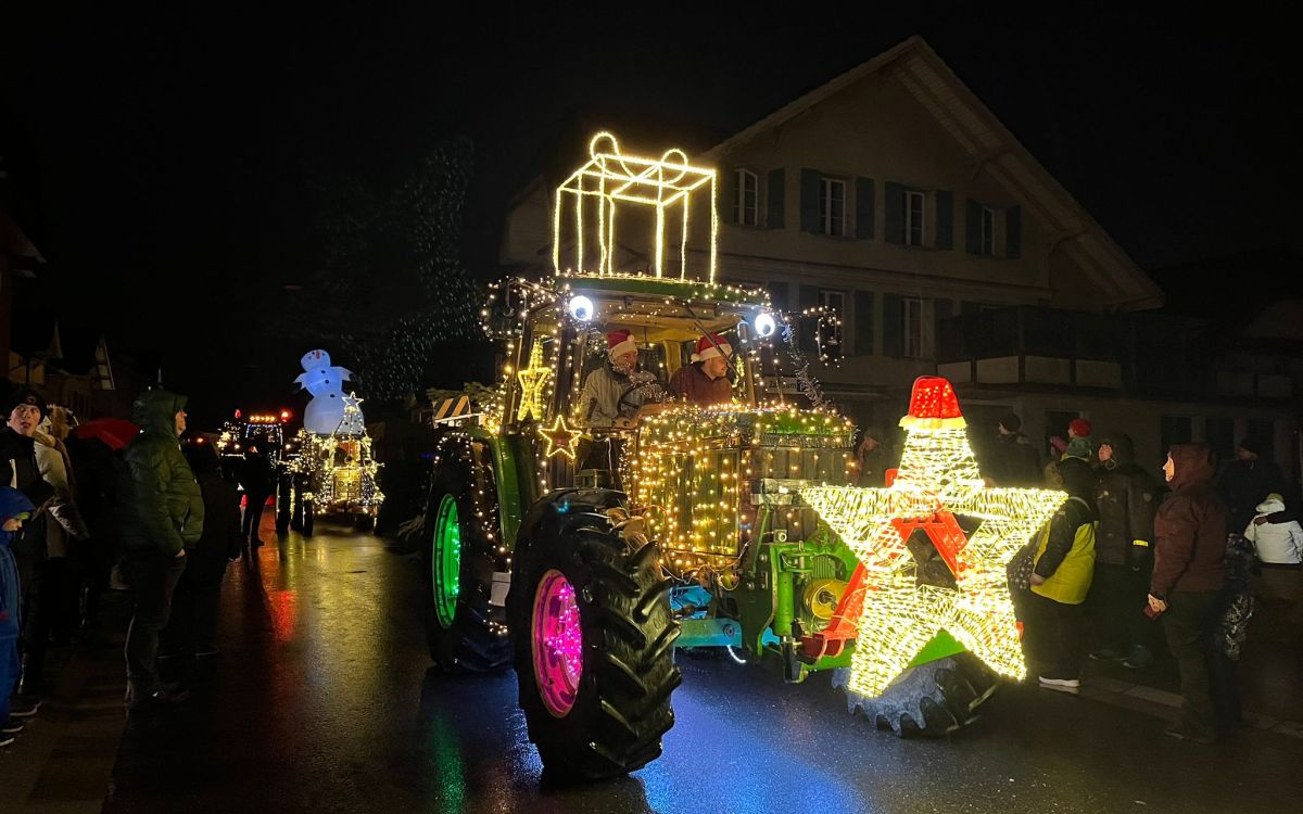 Traktoren, die im Lichterglanz erstrahlen – Ein wahres Kunstwerk aus der Kreativität der Teilnehmer. Bild: kim