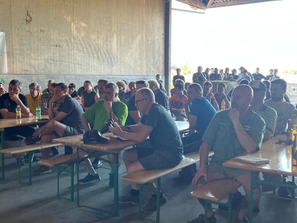 Erstmalig wurde das Netz in der Schweiz präsentiert in der Halle von Schneeberger & Berger, Oberbottigen (BE).