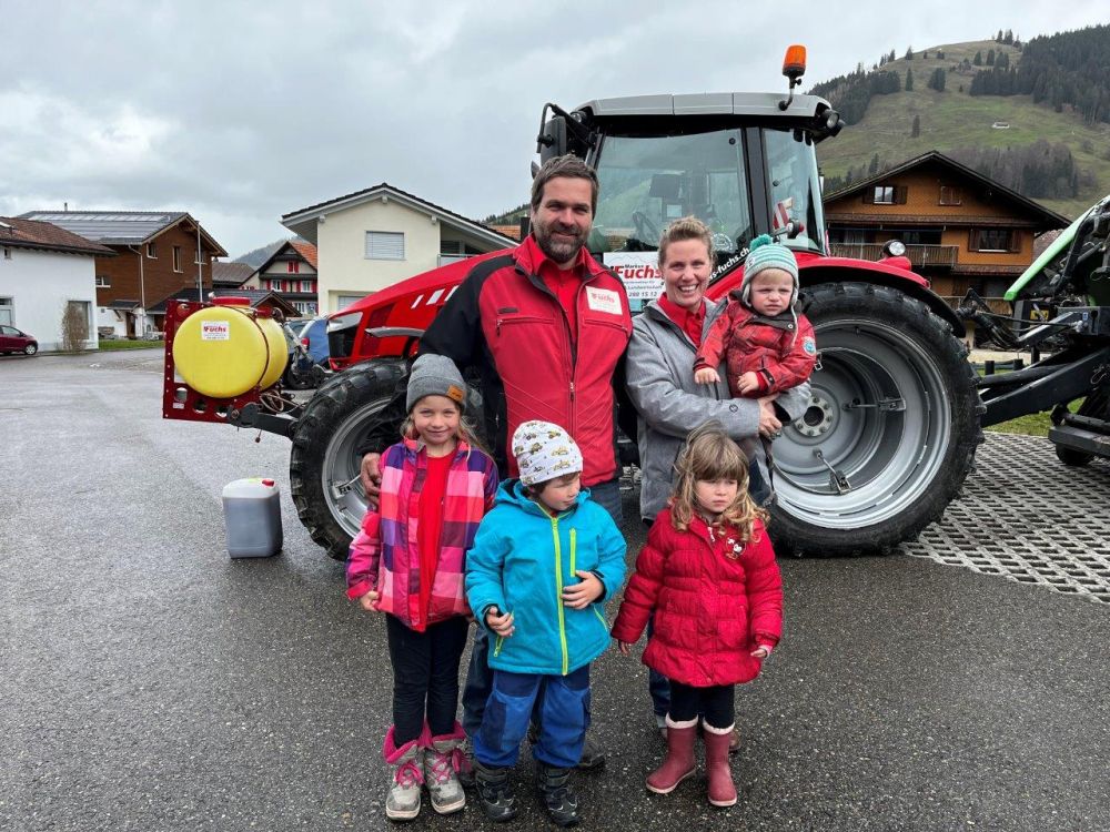 L’exploitation à façon de Markus et Renate Fuchs se charge de tous les travaux forestiers et est spécialisée dans les travaux sur les prairies, les engrais de ferme et le transport dans les régions de montagne. Photo : kim