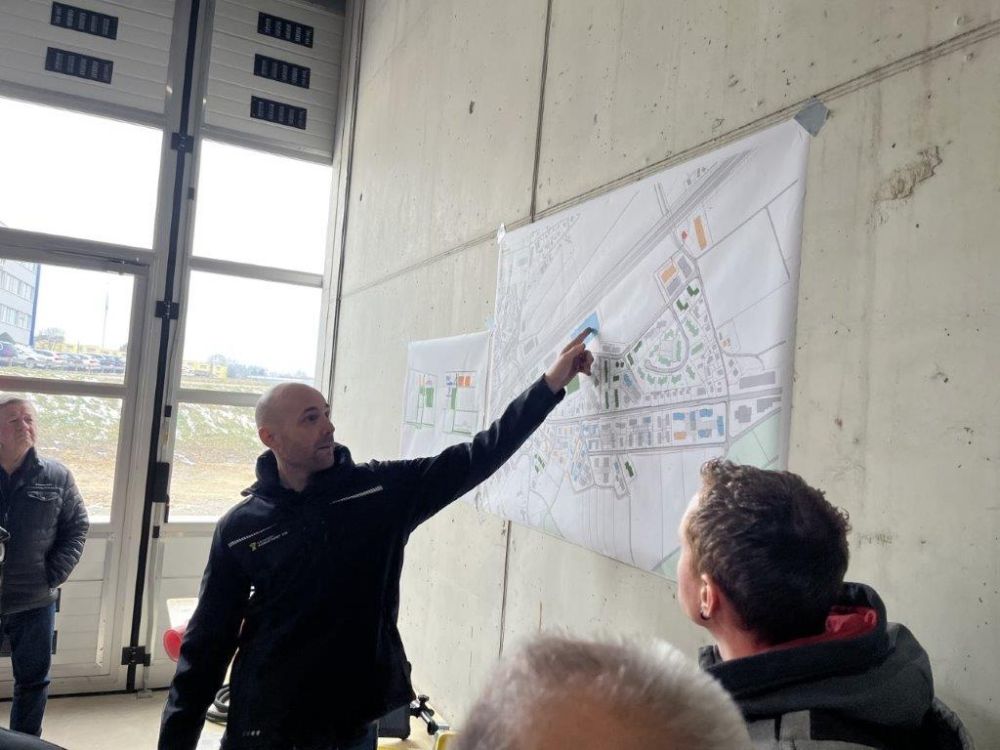 Markus Bill zeigte den Besuchern anhand eines Lageplans das Gebiet Ihrer Wärmelieferung. Bild: kim