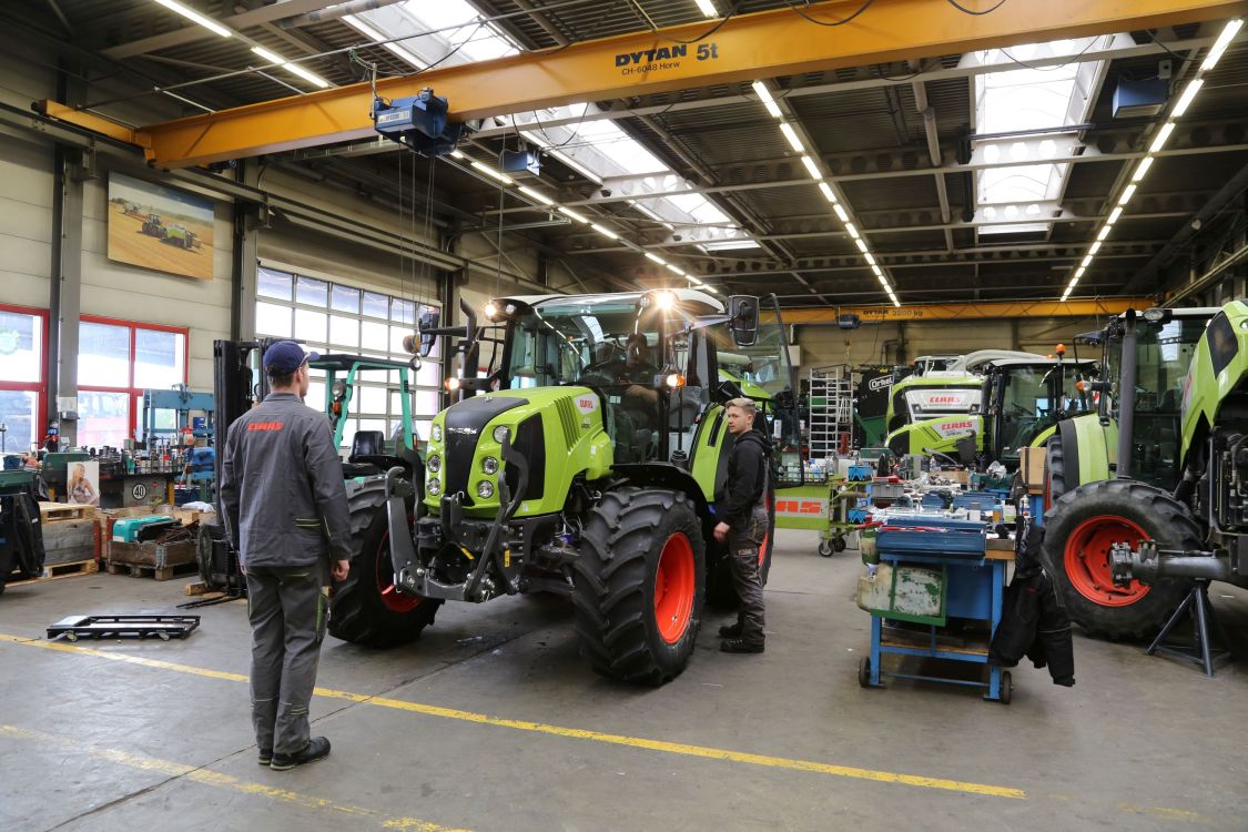 Beim Kontrollieren der Scheinwerfer ist Teamarbeit gefragt. (Bild: lid)