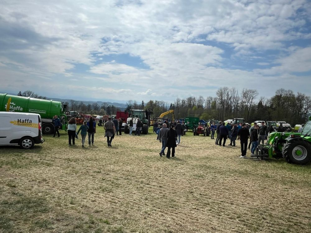 Viele Besucher nutzten die Gelegenheit, Maschinen aus nächster Nähe zu begutachten. Bild: kim