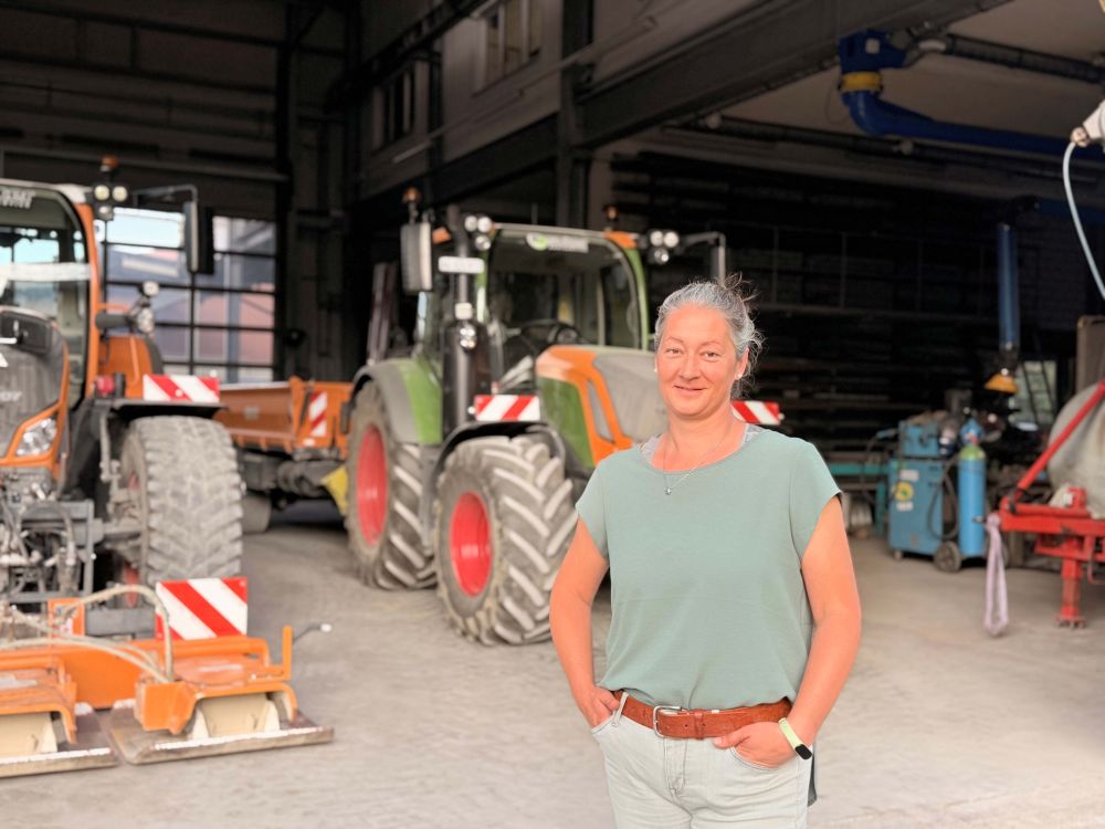 Für den Betrieb ihres Fuhrparks mit Klimaschutz-Diesel KS-HVO100 erhielten Karin und Michael Suter (Suter Agriservice) im Mai 2026 das offizielle Nachhaltigkeits-Zertifikat. (Bild: kim)