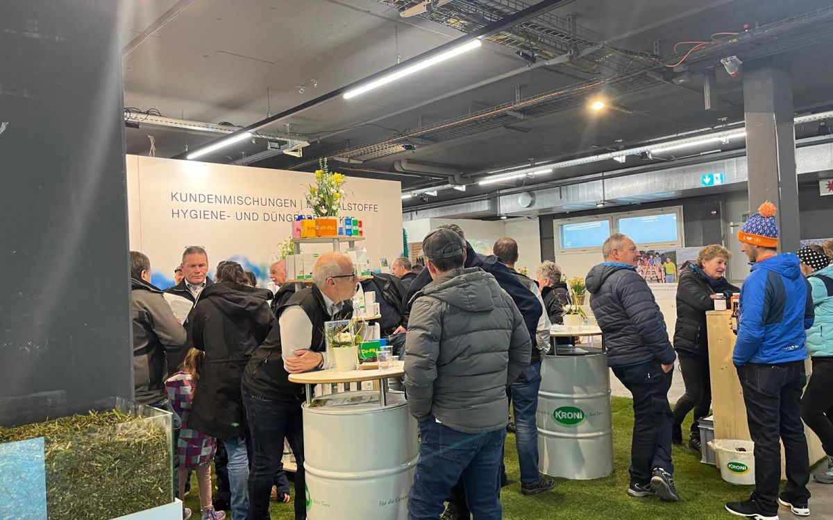 Gute Kundengespräche am Stand von Kroni. Bild: kim