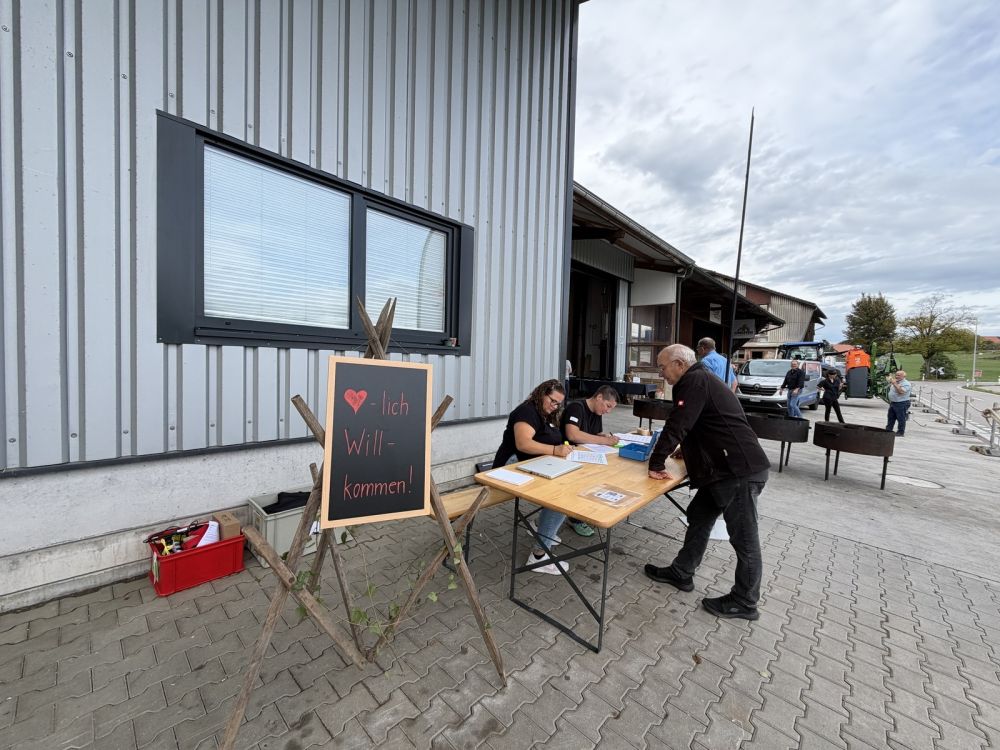 Herzlich willkommen: Nicole Leibundgut (l.) und Mirjam Hofer, beide CBT, sorgten mit vielen weiteren helfenden Händen für einen gelungenen Anlass.