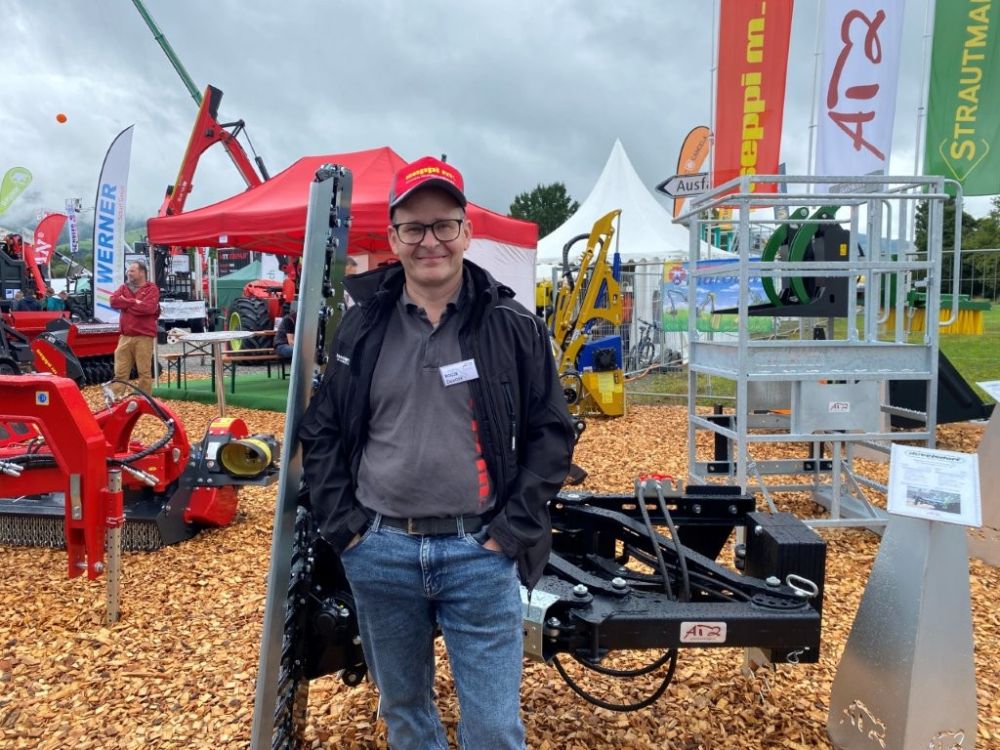 Roger Zulliger von Agro-Technik Zulliger AG mit der Düvelsdorf Heckenschere MC 190. Bild: uu