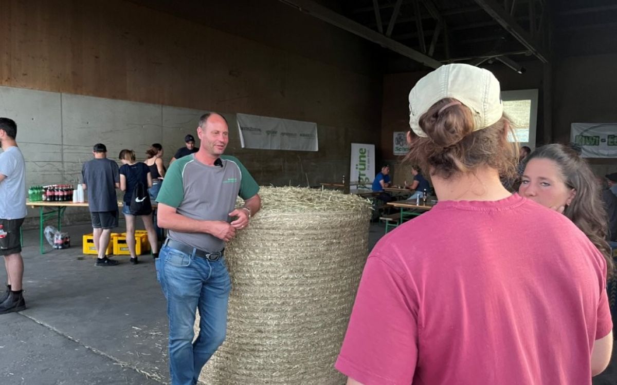 Lohnunternehmer Urs Schneeberger probierte das Netz aus Jute aus.
