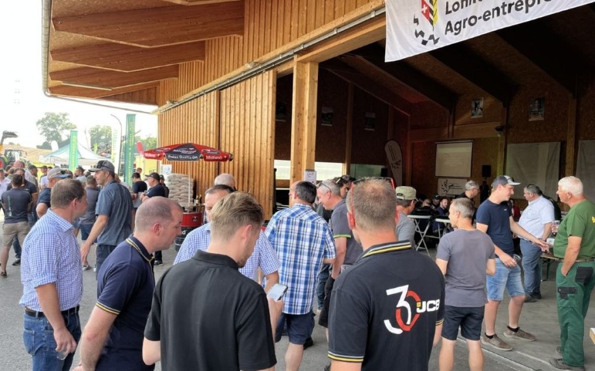Rund 100 Lohnunternehmer trafen sich zum ersten Feldabend in Pierrafortscha zum Austausch und zur Inspiration.