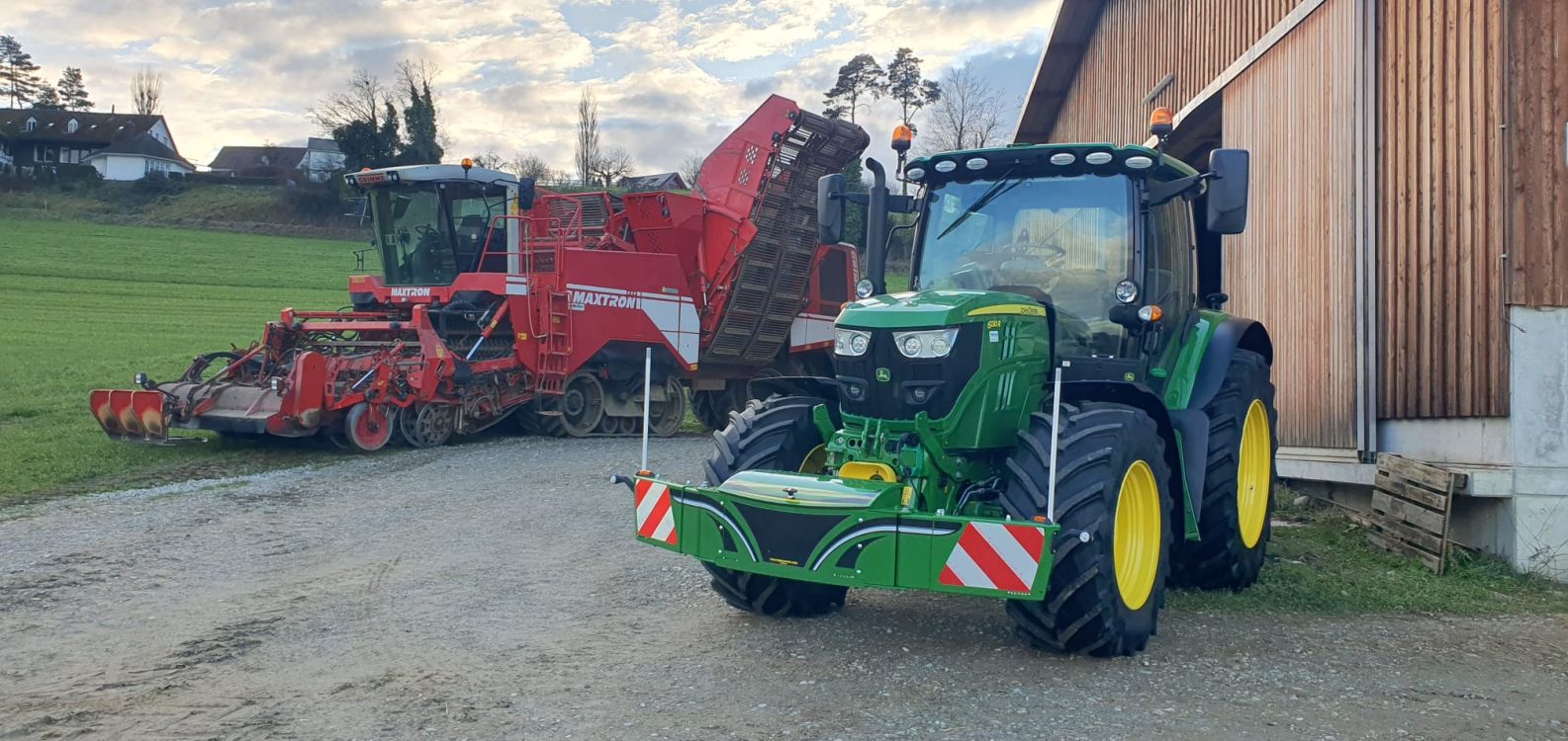 Le John Deere 6130R avec un agribumper a décoré l'entrée. Photo : zVg