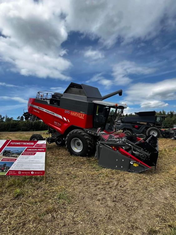 Der Mähdrescher MF Beta 7360 PLI hat eine Maximale Leistung von 306 PS und ist noch ein einer stärkeren Version verfügbar. Bild: kim