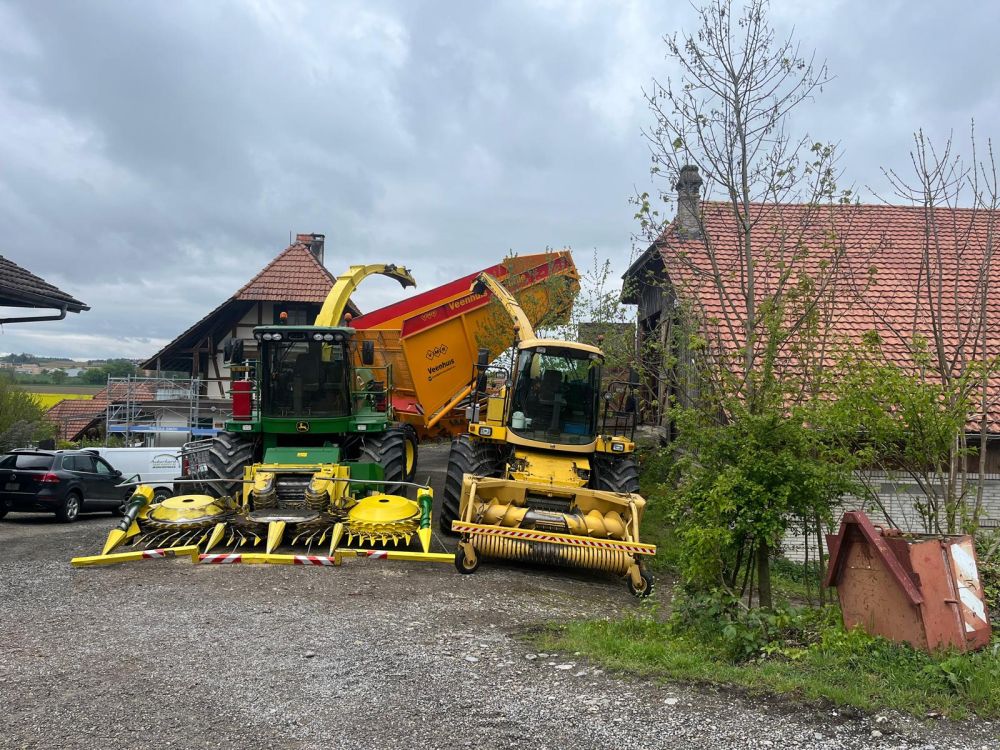 Ensileuse John Deere avec trémie pour le transfert au bord du champ. Photo : kim