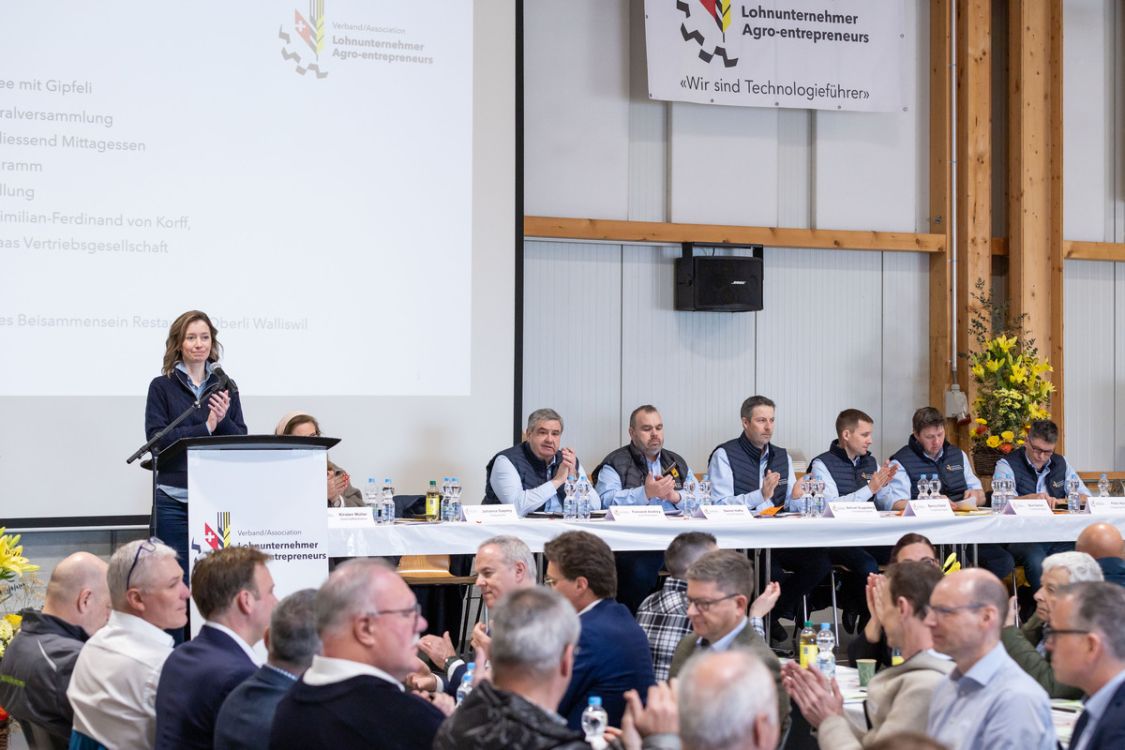 Johanna Gapany au pupitre lors de l'ouverture de l'AG 2026.