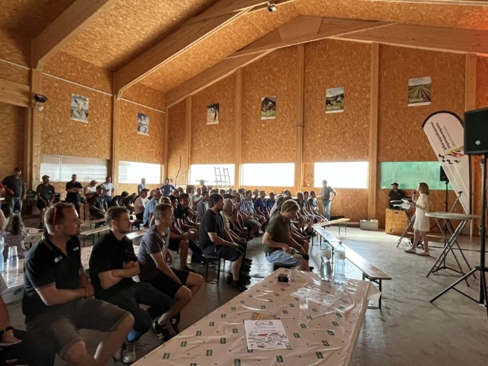 Im Einsatz auf dem Feld mit der Steinfräse von Seppi m.