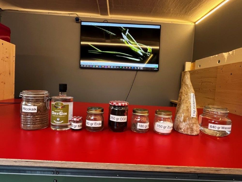 Die  Zuckerrübe ist ein Multitalent. Neben den Zuckerkristallen, dem wichtigsten Bestandteil, werden wie im Bild ersichtlich, Produkte wie Melasse gewonnen. Bild: kim