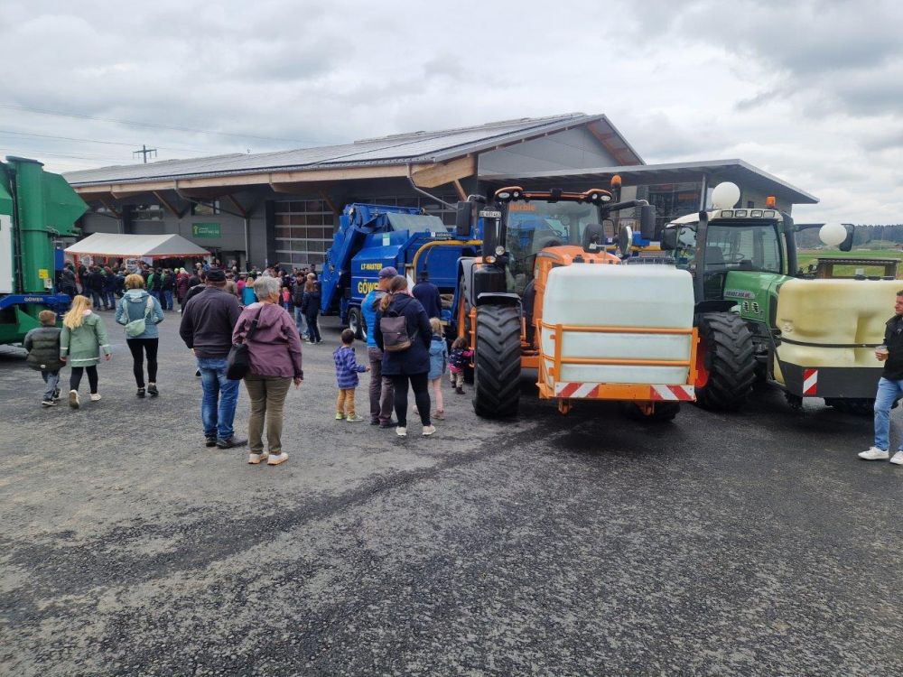 Rund zehn Pressen bildeten den eindrucksvollen Eingang zum Betriebsgelände der Lehmann AgroForst AG. Bild: rz