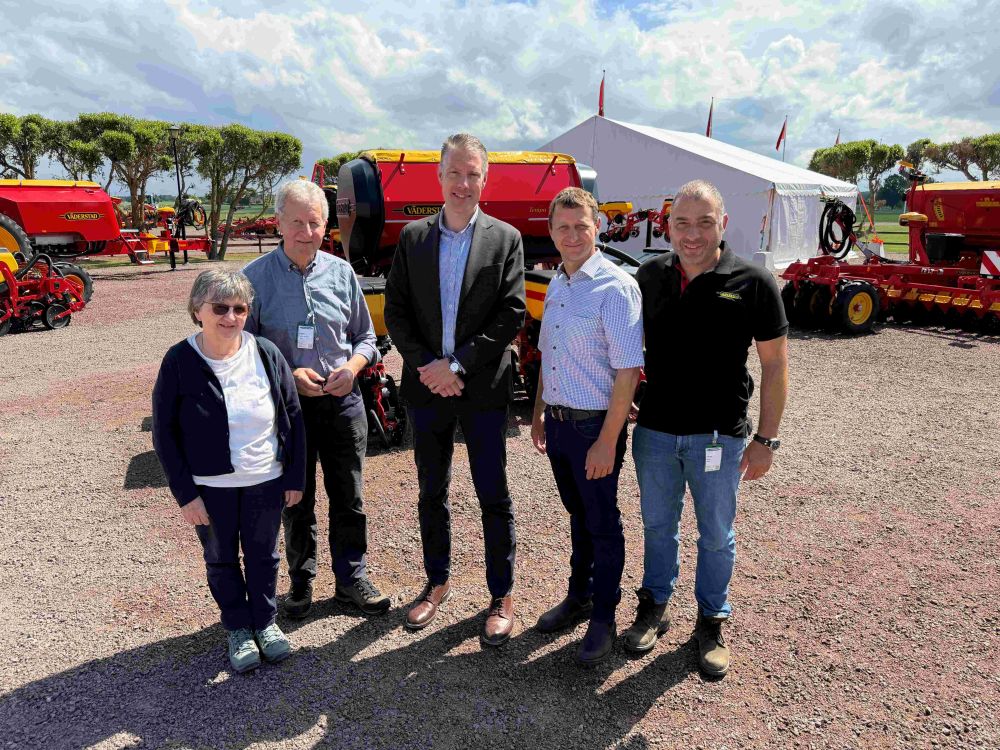 Zu Besuch in Väderstad bei Väderstad mit dem Schweizer Hauptimporteur, der Keller Technik AG. Käthi und Ludwig Keller, Henrik Gilstring, CEO Väderstad, Lukas Keller und Peter Dölf (v. li.)