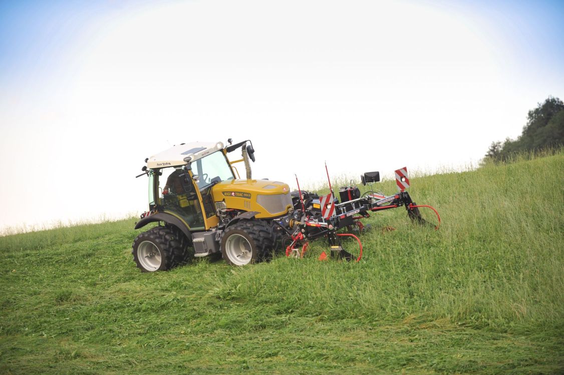 Durch die geringe Antriebsleistung, die für ein Doppelmessermähwerk benötigt wird, kann Kraftstoff gespart werden. Bild: zVg