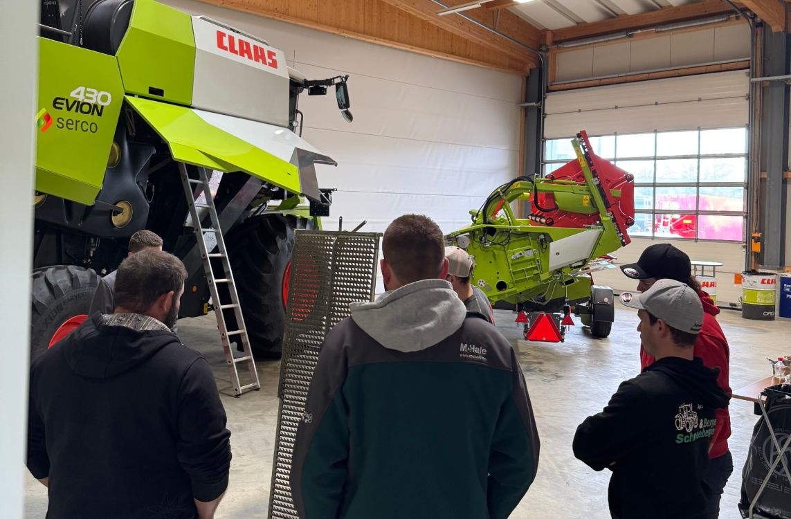 Erklärung der Funktionsweise des Dreschers anhand eines Dreschsiebes. Bild: Stalder