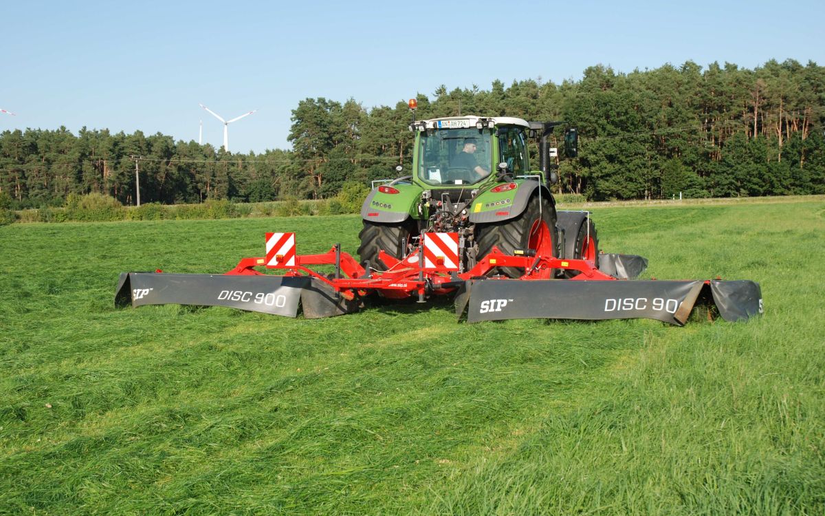 Fendt-Traktor mit Mähwerk am mähen