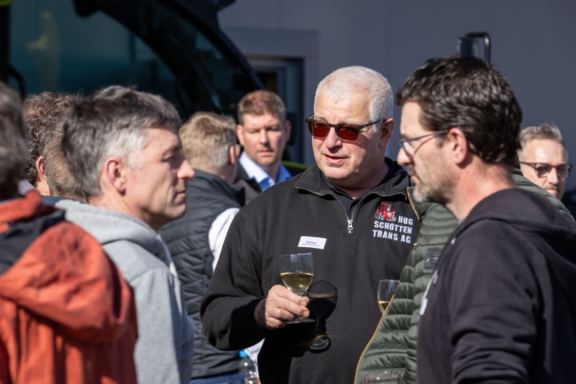 René Hug (2. v. r.) in fröhlicher Runde beim Apéro.