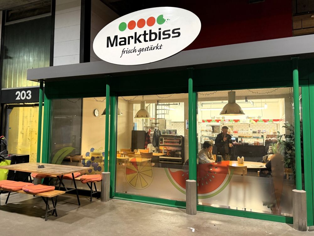 Das Bistro "Marktbiss" auf dem Gelände hat um 7 Uhr Feierabend. (Bild: kim)