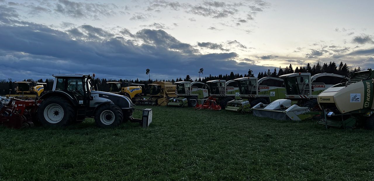 Dramatischer Himmel über dem Maschinenpark von Bircher Lohnunternehmen.