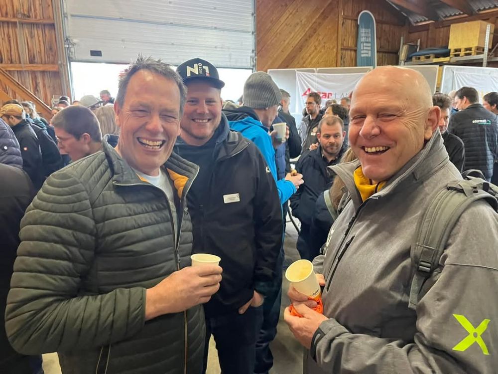 Bonne ambiance et discussions animées autour d'un café et de croissants. Image : kim